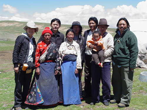 在长江源地区，用完早饭，调查组人员与留宿我们的藏族牧民一家合影（2005年7月6日）