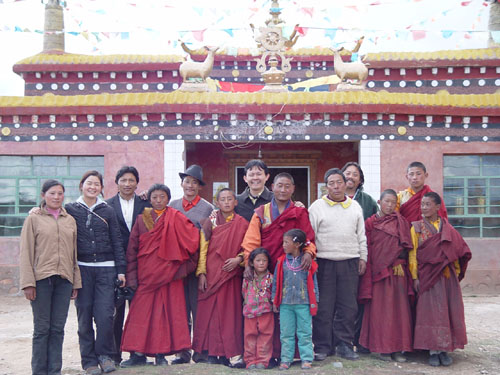 在曲麻莱县曲麻河乡措池村，调查组人员与大小喇嘛在一起（2005年7月）