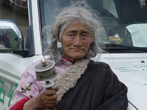 一位在转经的藏族老阿妈（2005年7月8日）