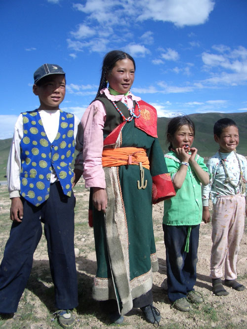 在行走的路上，我们遇到了几位出来采蘑菇的藏族牧民的孩子们（2005年7月15日）