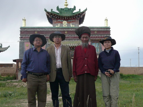 三江源生态移民课题组在同德县科加村在苯教寺前与苯教主持合影