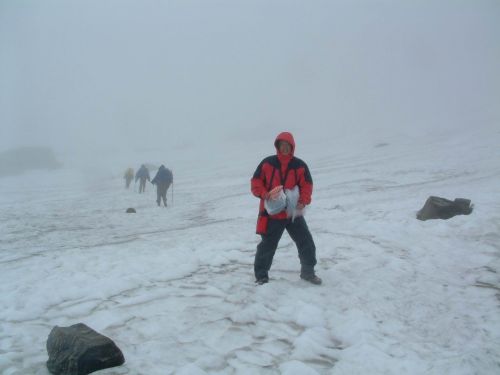 在多雄拉雪山山口，海拔4200米